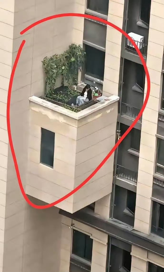 这真是艺高人胆大啊，看得我腿都抖！ 