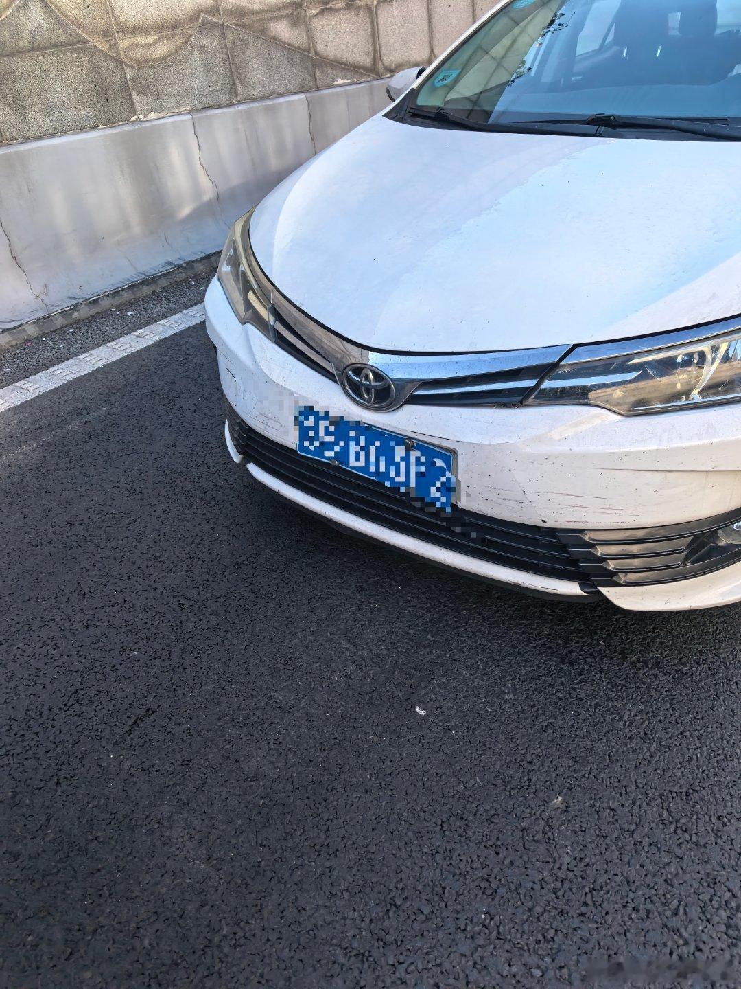 太吓人了！刚出隧道，并入主路的一辆小车跨两个车道到三车道硬加塞，完全不看路况、不