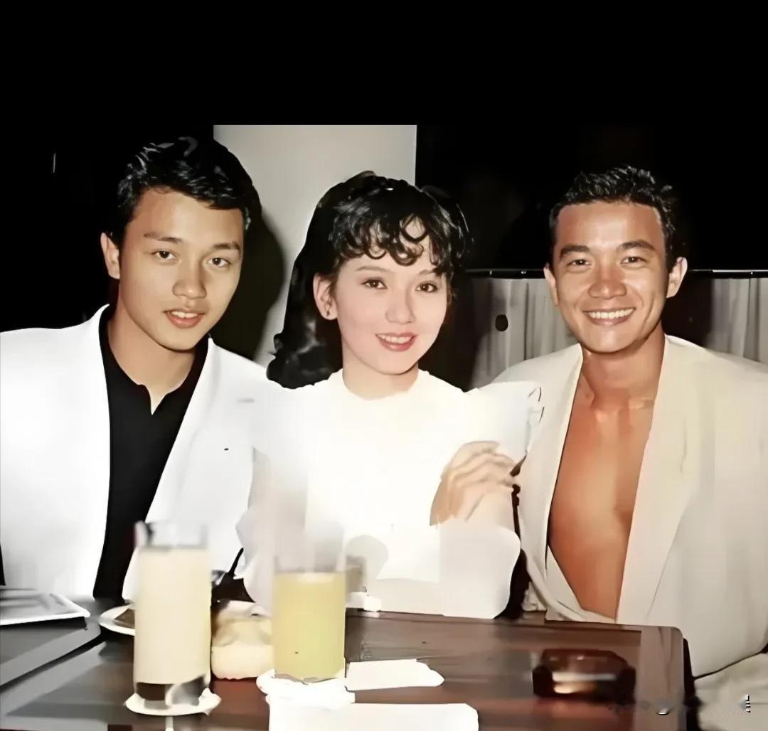 这是1981年，赵雅芝，张国荣，和陈百强三人留下的一张影像，当时的张国荣25岁，