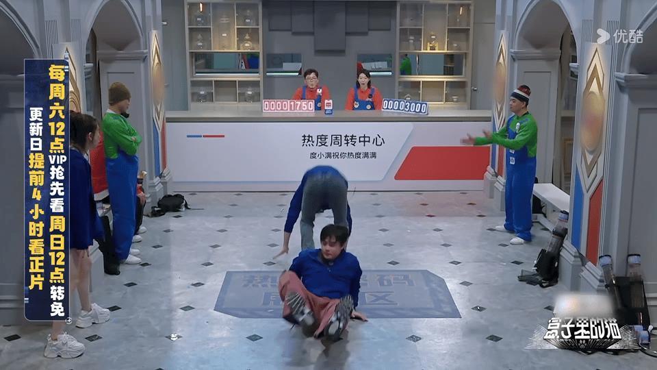 #尹正 动作丝滑得像抹了油#尹正在盒子里的猫的表现非常的值得一看，而且也是很有魅
