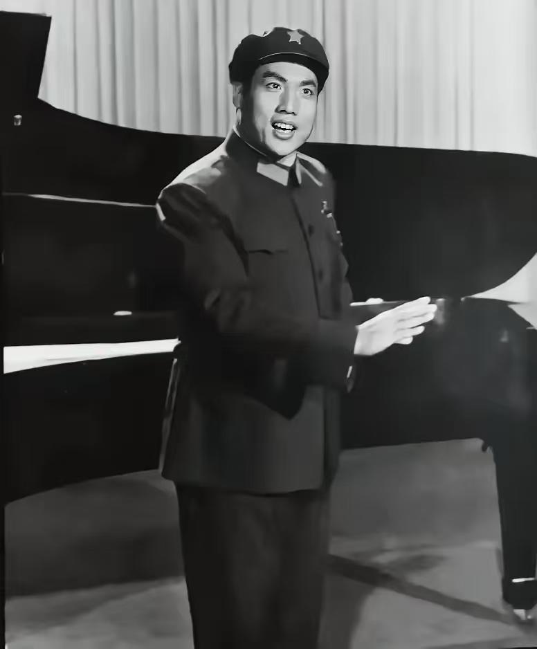 你能认出这位在台上、台下为群众激情演唱的京剧名家是谁吗？