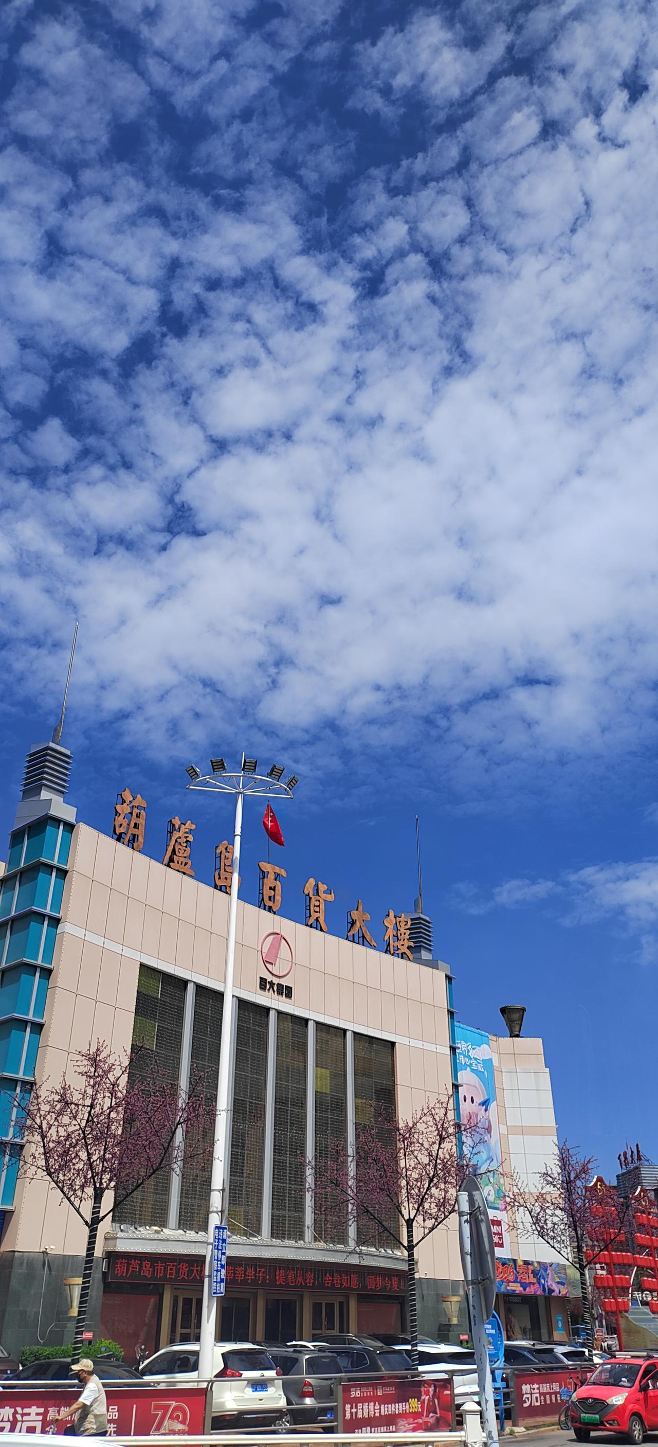 葫芦岛市百货大楼，市中心医院综合大楼，位于老区劳动大厦和新区劳动大厦这些都是葫芦