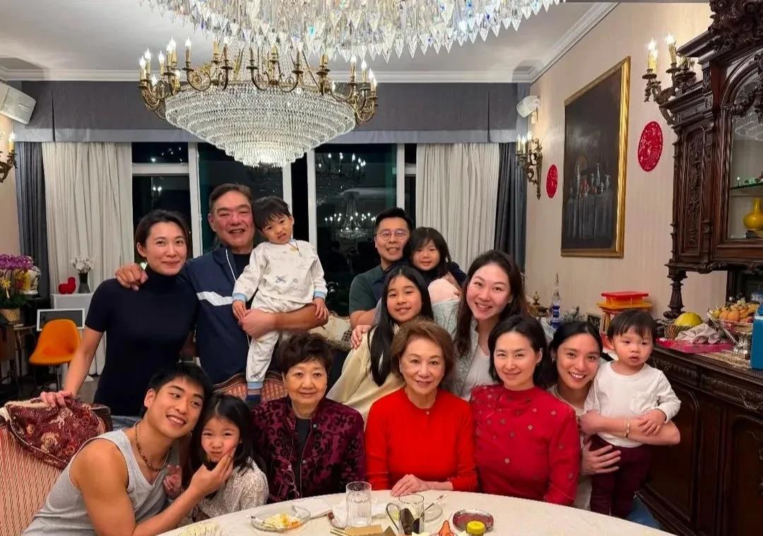 61岁坐年夜饭桌，她居然不坐主位。
何超琼欠身紧挨着干女儿曾昭仪的祖母，眼神流转