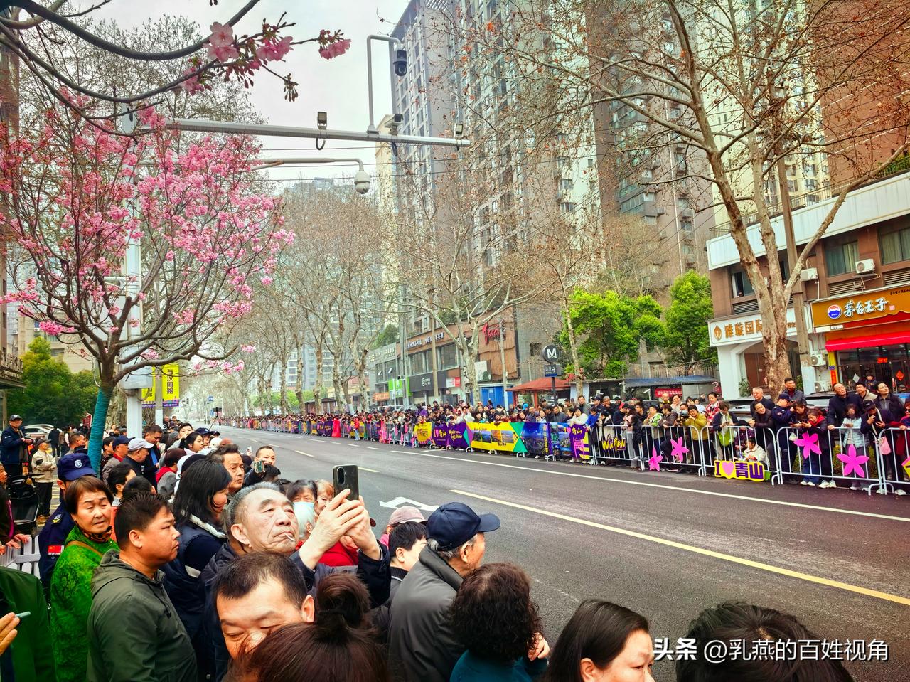 青山赢麻了！武汉赢麻了！
别说参加汉马的选手没有想到，就连普通武汉人也没有想到：