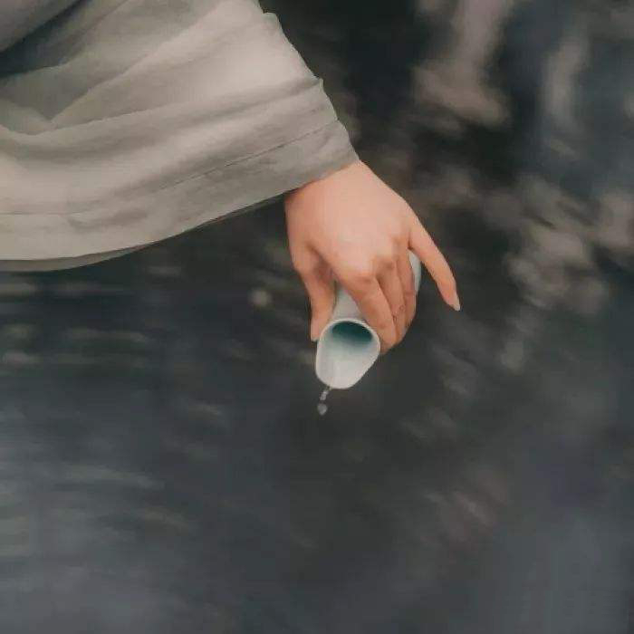 生活里认真干两件事，让自己变好，让自己开心。 