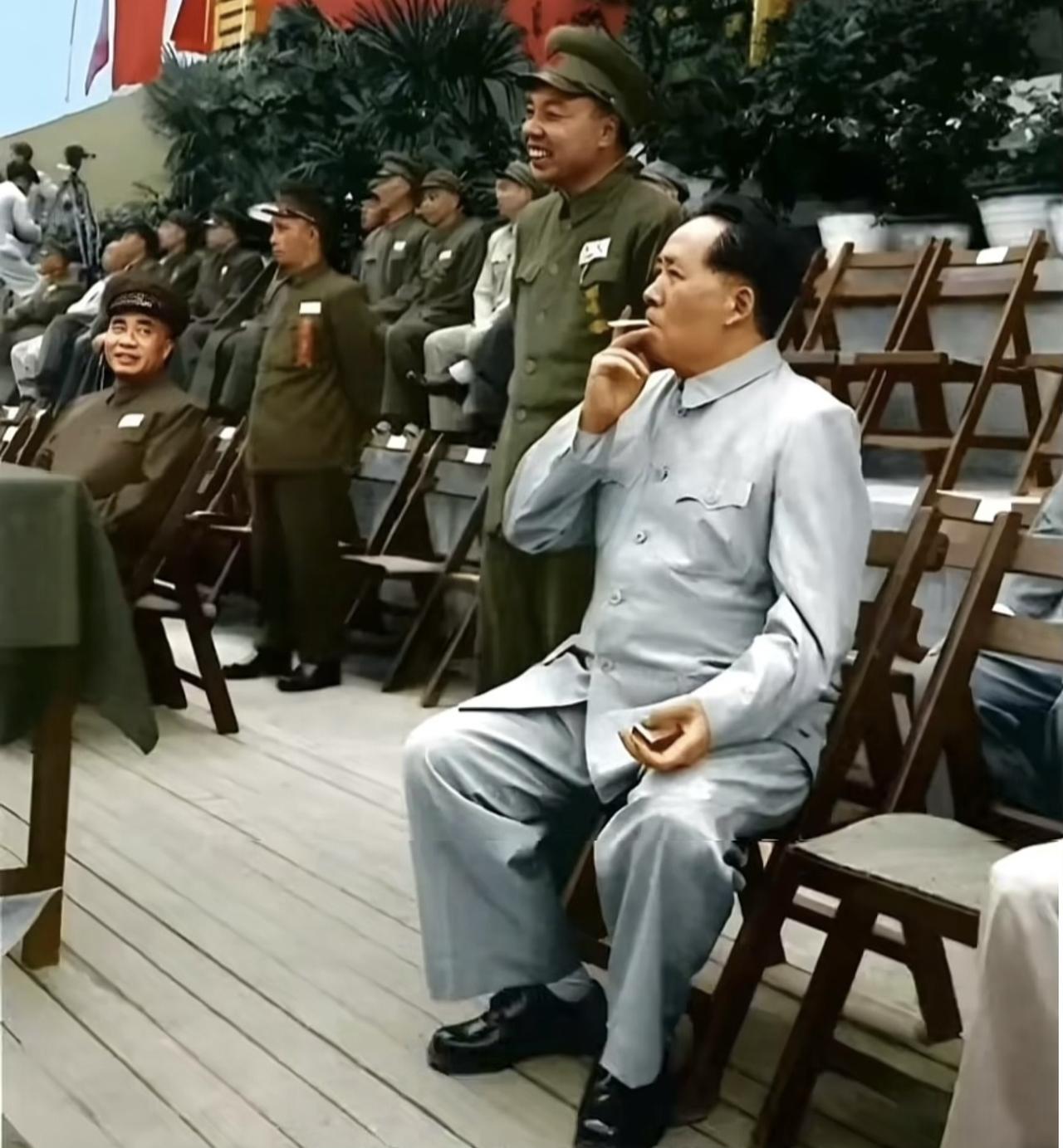 最帅气的抽烟姿势，手里还拿着烟盒，坐姿笔挺，一切显得那么淡定从容，旁边站着上将萧