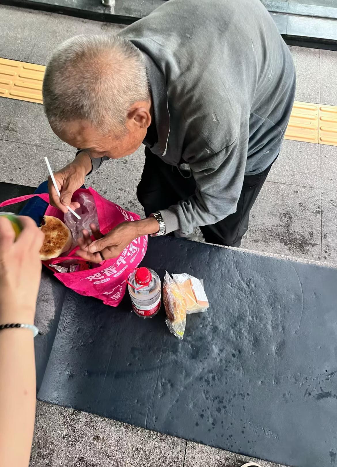 今天跟同事出地铁站的时候看到的一个老人家，昨天就有关注到他一个人蜷缩在那。买了点