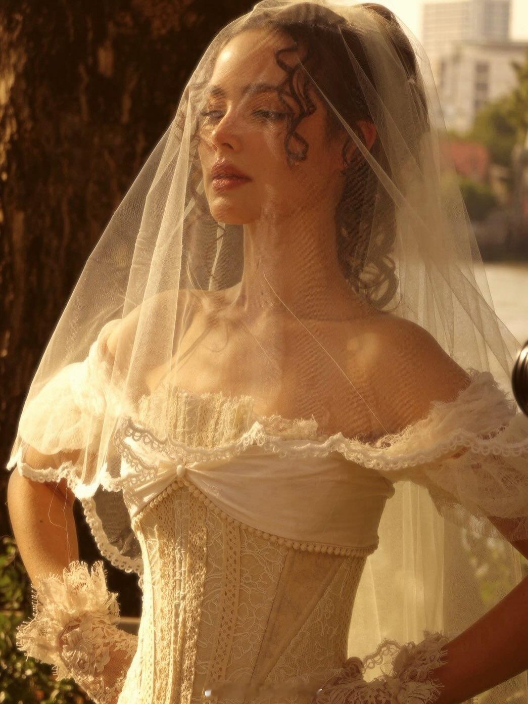 泰星Yaya举办婚前派对 25日，泰星Yaya举办婚前派对，白色短裙俏皮又可爱，