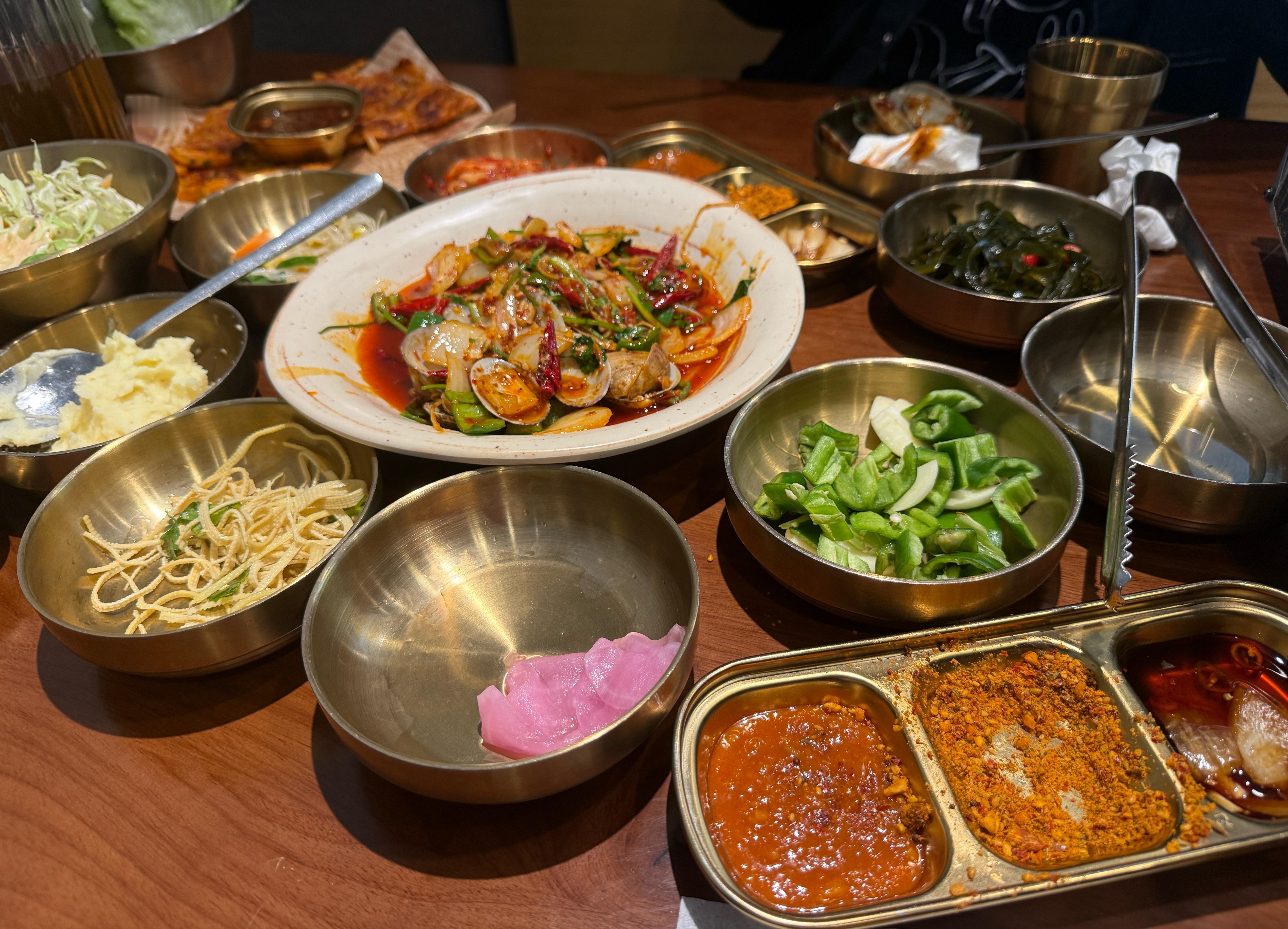 三个球迷聊得可欢乐 