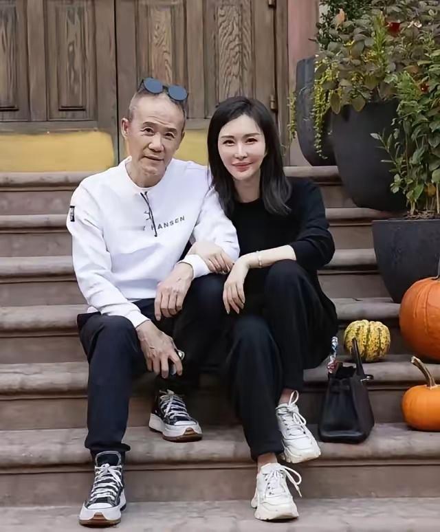 73岁的大富豪王石依然年轻，爱情和运动让他充满活力！ 