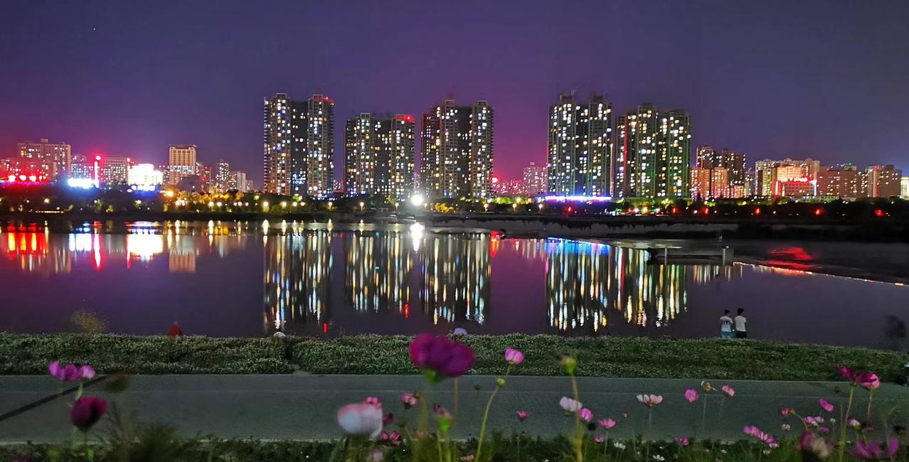 能看出来这几幅夜景是哪里吗？万家灯火通明，一夜月色朦胧。