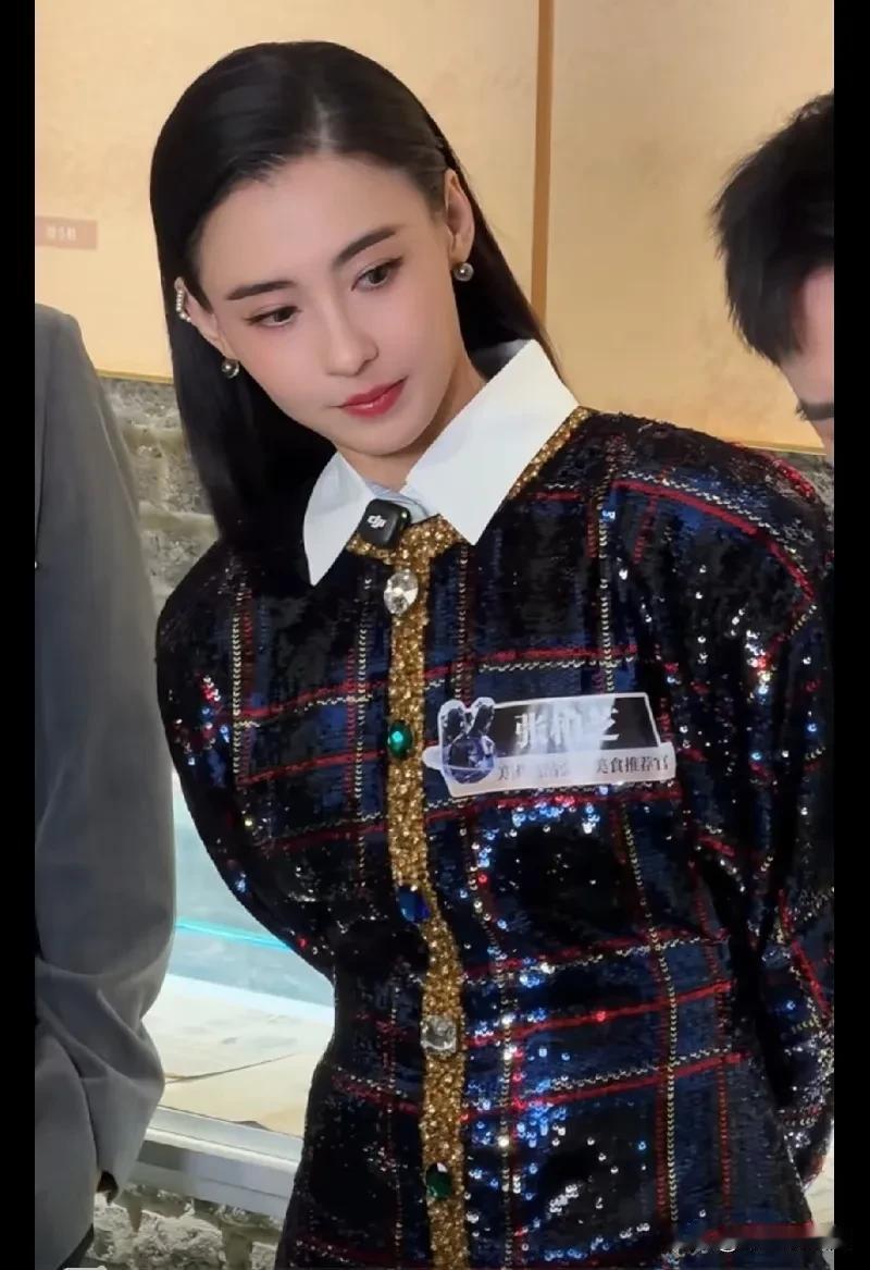 今天45岁的张柏芝参加某活动现场，容颜依旧美艳动人啊，又回到18岁的《星语心愿》