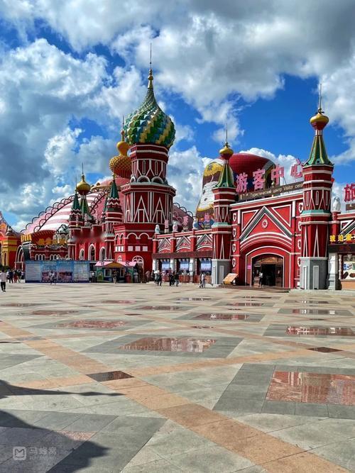 12月23日，内蒙古呼伦贝尔天气极寒。一女生因鞋底有水，下车瞬间靴底便被冻住，“