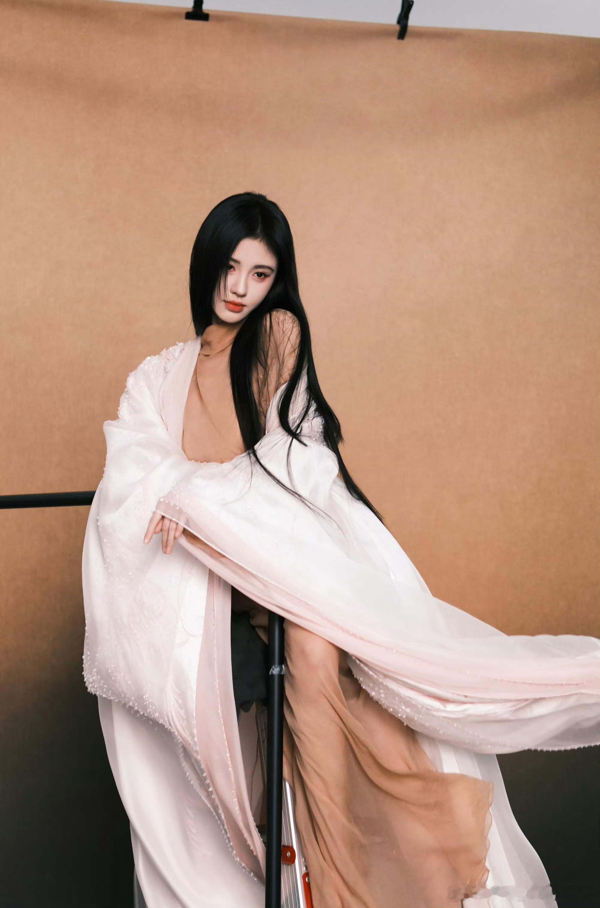 鞠婧祎  jjy千香有效播放量破亿 jjy鞠婧祎姜黎非 缓缓飘落彩带的背后是多少