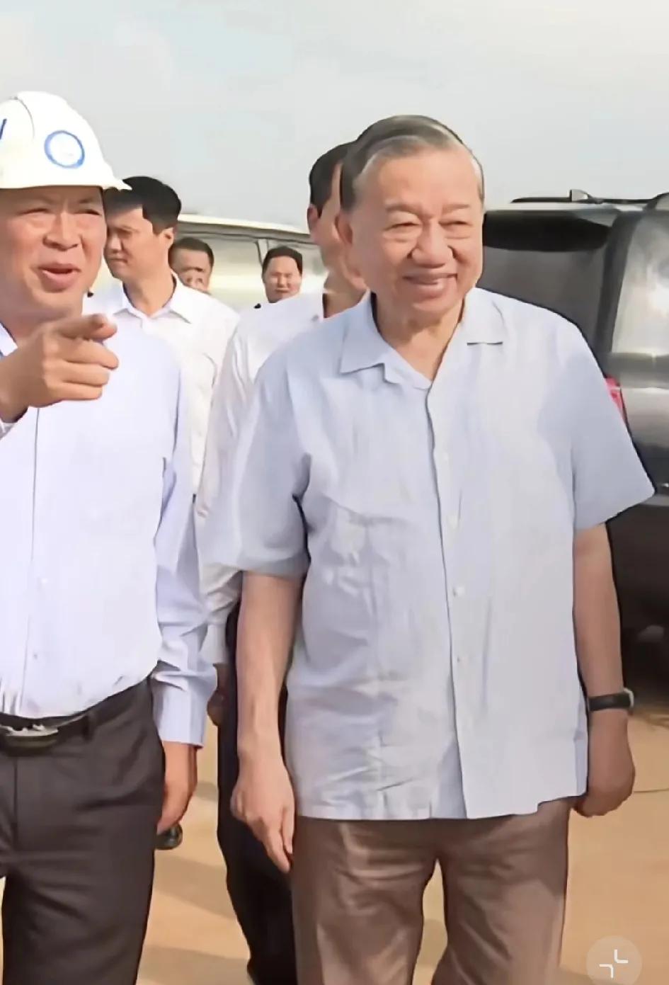 越南领导人苏林，坐在我们的动车上，一脸欣赏的看着动车。
他从越南坐飞机到北京访问