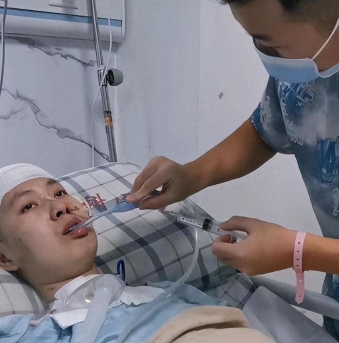 广西一小伙明知女友患癌却对她不离不弃，用三年时间倾尽家财陪女友治疗，可可惜女友却