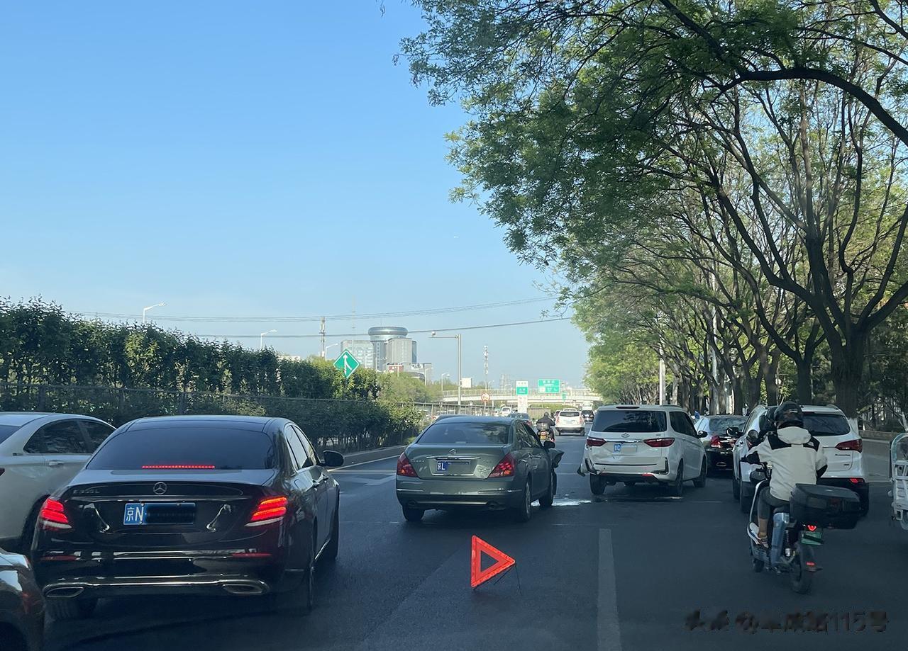 傍晚时分，在京通快速路辅路西向东方向，一辆老款日产天籁狠狠地追尾了一辆长安面包车