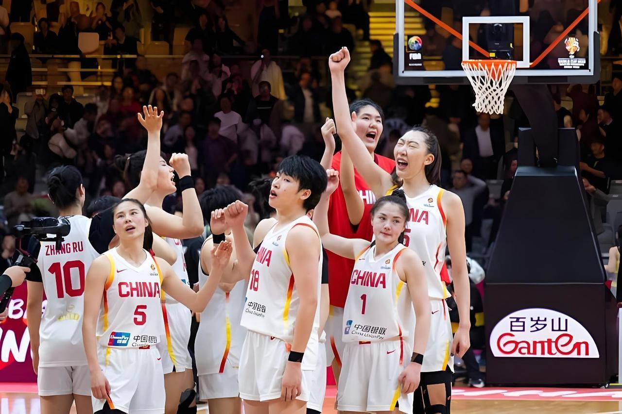 王思雨是实力最强的控球后卫，30岁的她脑子转得快，组织稳当，世预赛场均10.8分