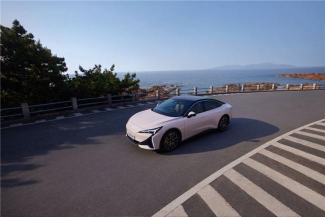 电车在山区爬坡时，电池得长时间满功率输出，温度一个劲儿往上窜，这时候防火防爆真是