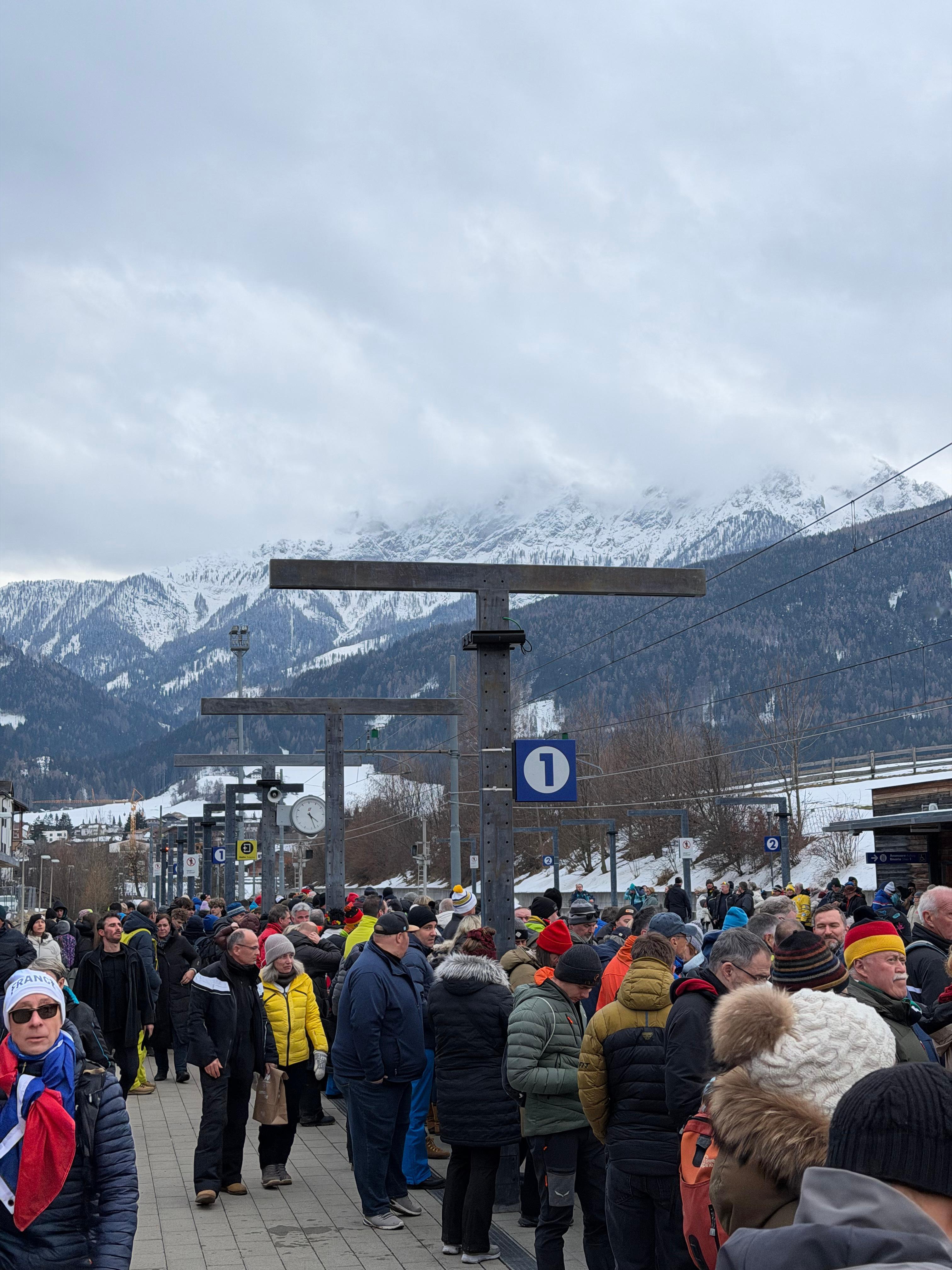 从来没见过一个欧洲小镇的火车站，能有这么多人米兰冬奥会 意大利·Residenc