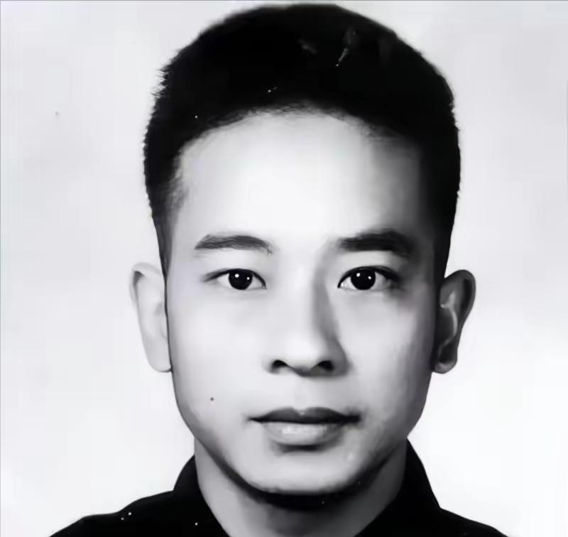 1958年，宋振华捏着张旧报纸，蹲新疆的路边抹眼泪——报上写的“小萝卜头”，竟是