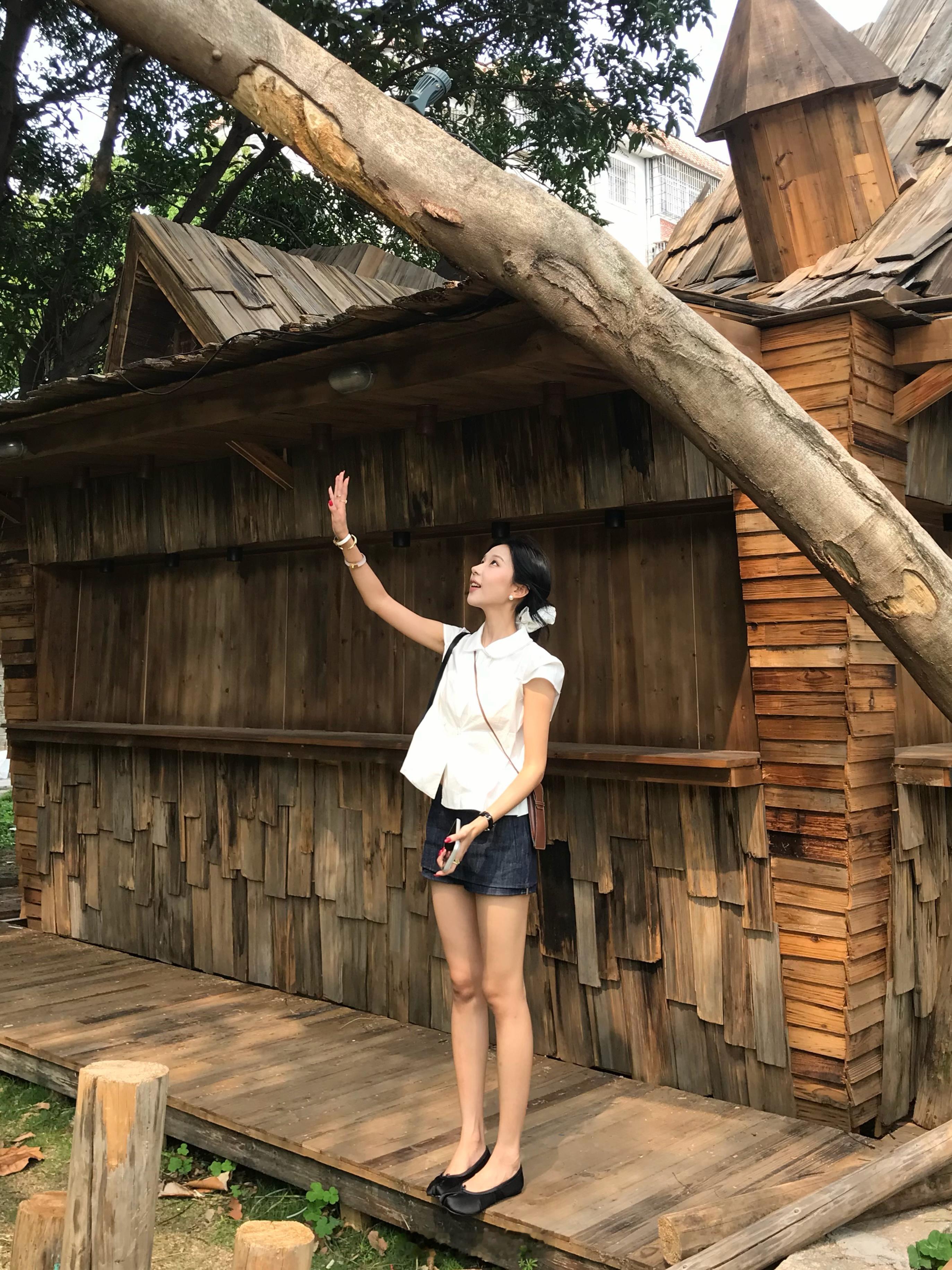 25岁，正是穿娃娃领的年纪。 