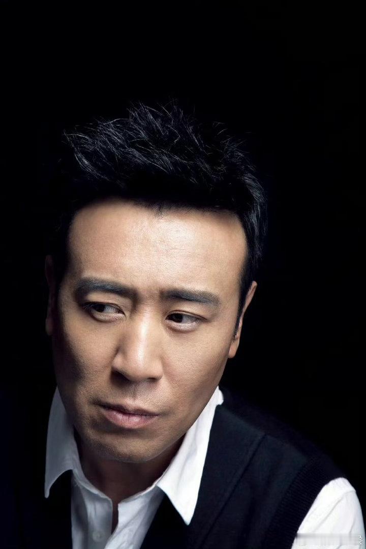 于和伟现身问界M9发布会一身沉稳西装亮相活动现场，作为长期使用者真诚分享日常出行