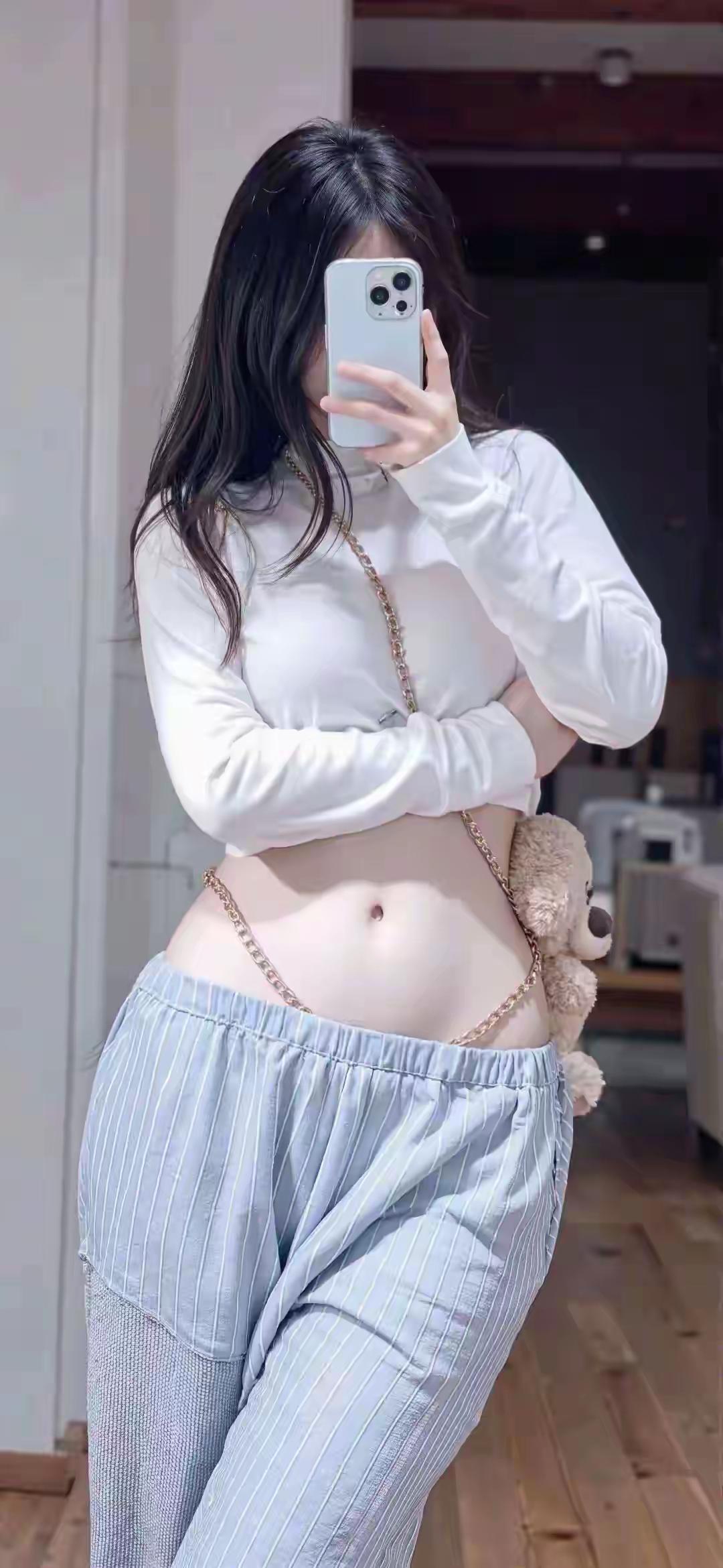 行者见罗敷，下担捋髭须。少年见罗敷，脱帽著帩头。耕者忘其犁，锄者忘其锄。来归相怨