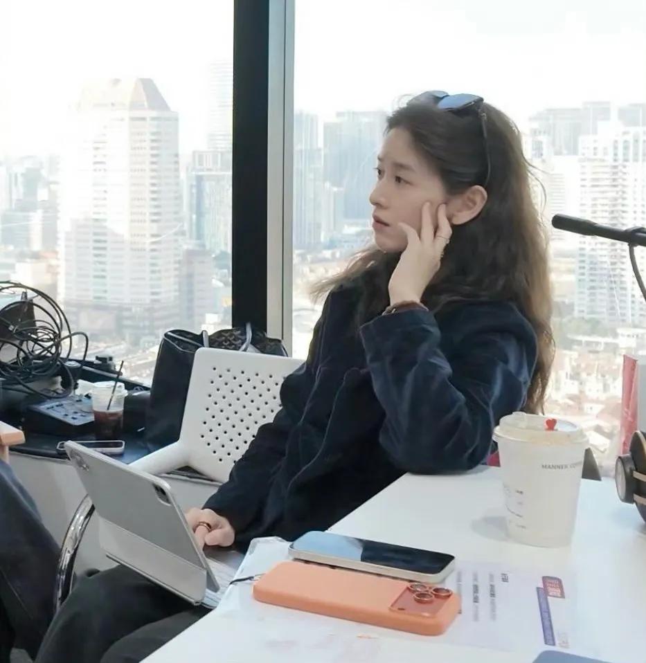 京东老板娘章泽天也太拼了，
一大早素颜开会拼事业。
如果你有这样的老板你觉得怎样