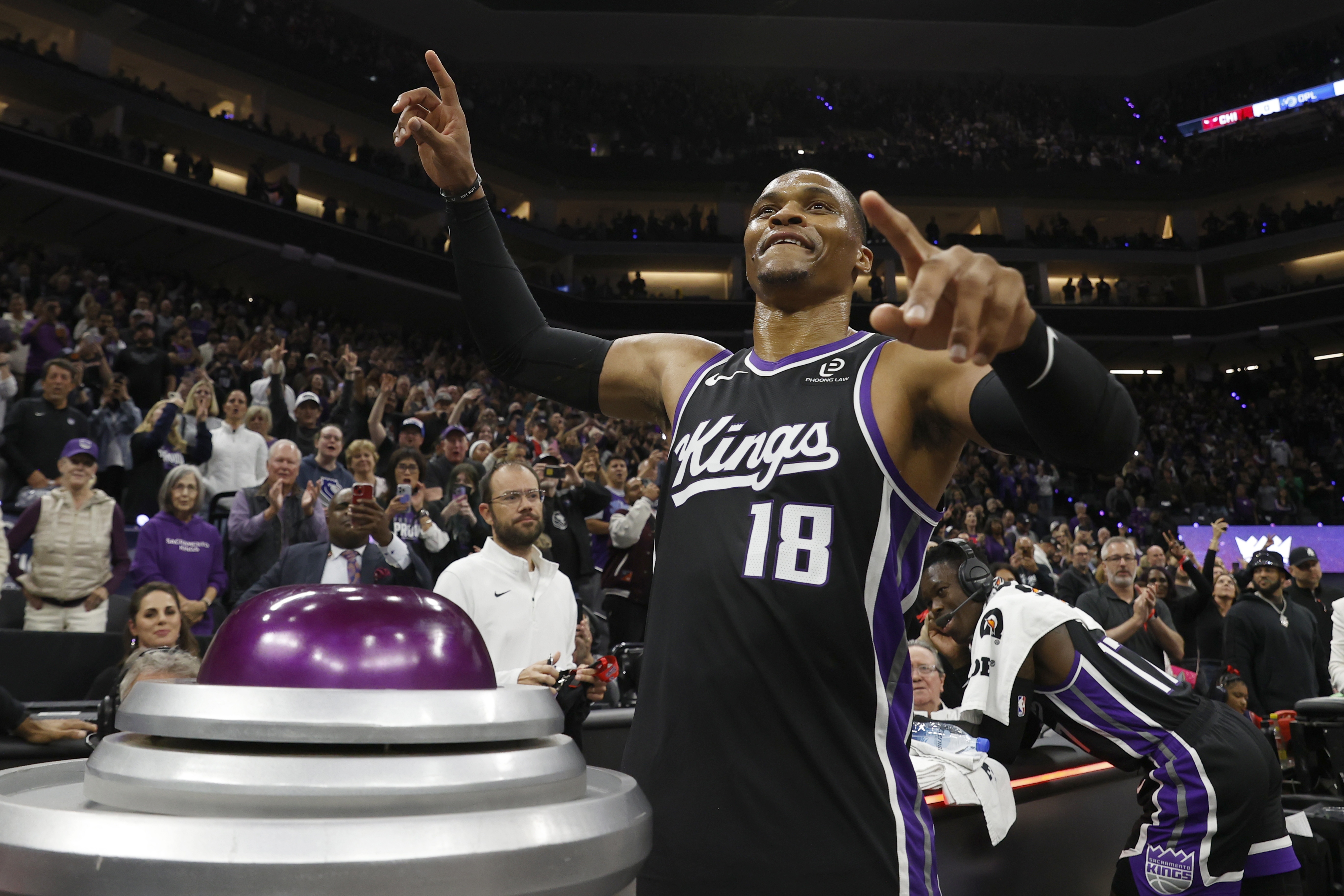 赛季至今，威少场均出战23.5分钟，能得到11.8分5.5篮板4助攻，三分命中率