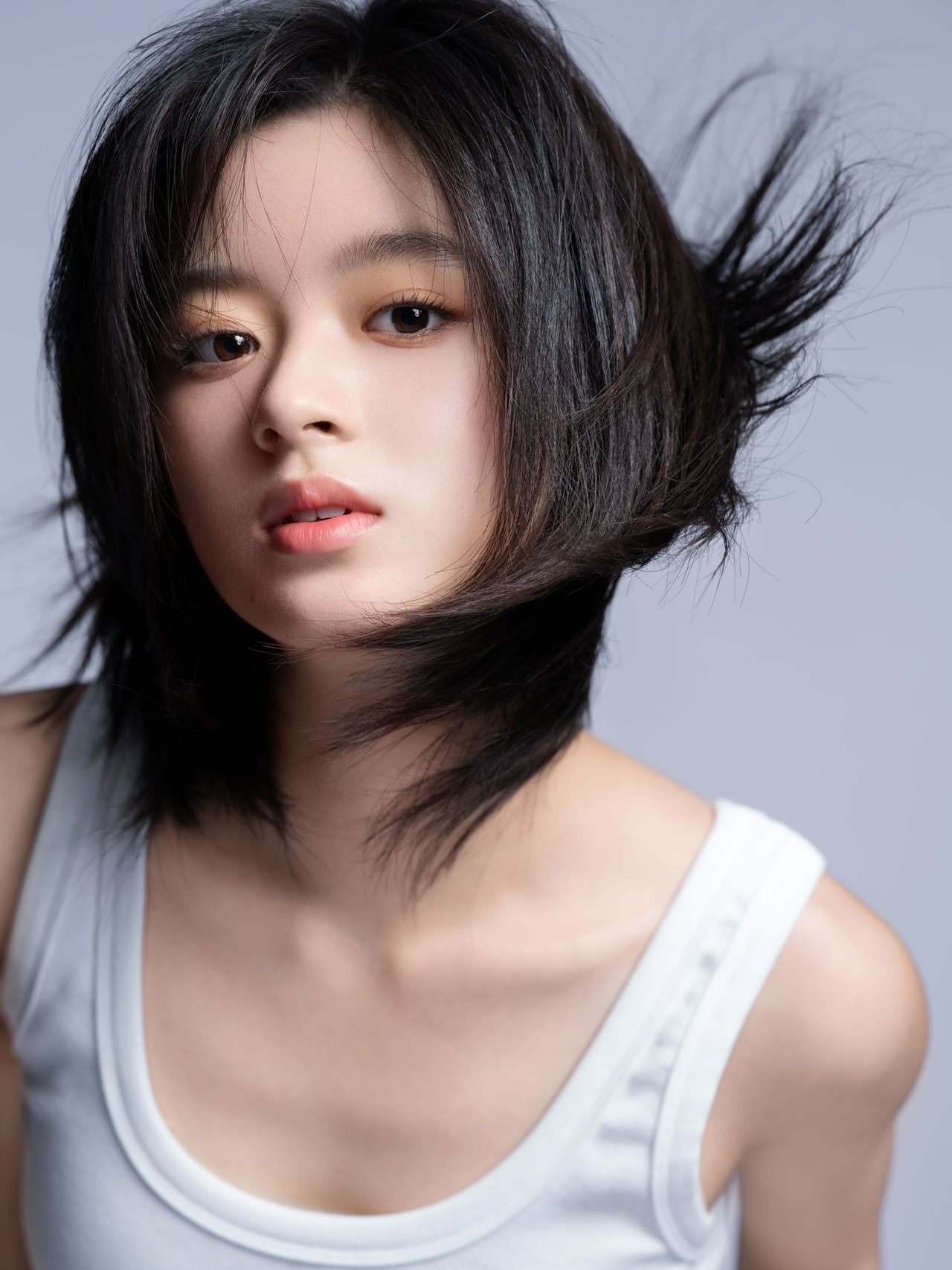 黄杨钿甜的短发+白背心，气质一下不一样了 