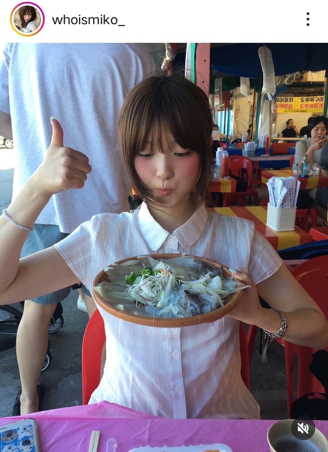 一些韩女与美食拍照思路我会就这样背后偷偷减肥然后和美食做作的合影[鲜花] ​​​