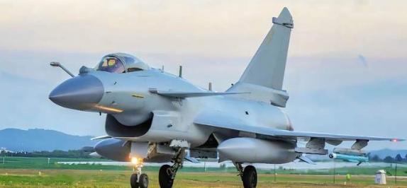 3月25日，中部战区飞行员史录权驾驶歼-10C执行巡航任务时，在自家门口空域，竟