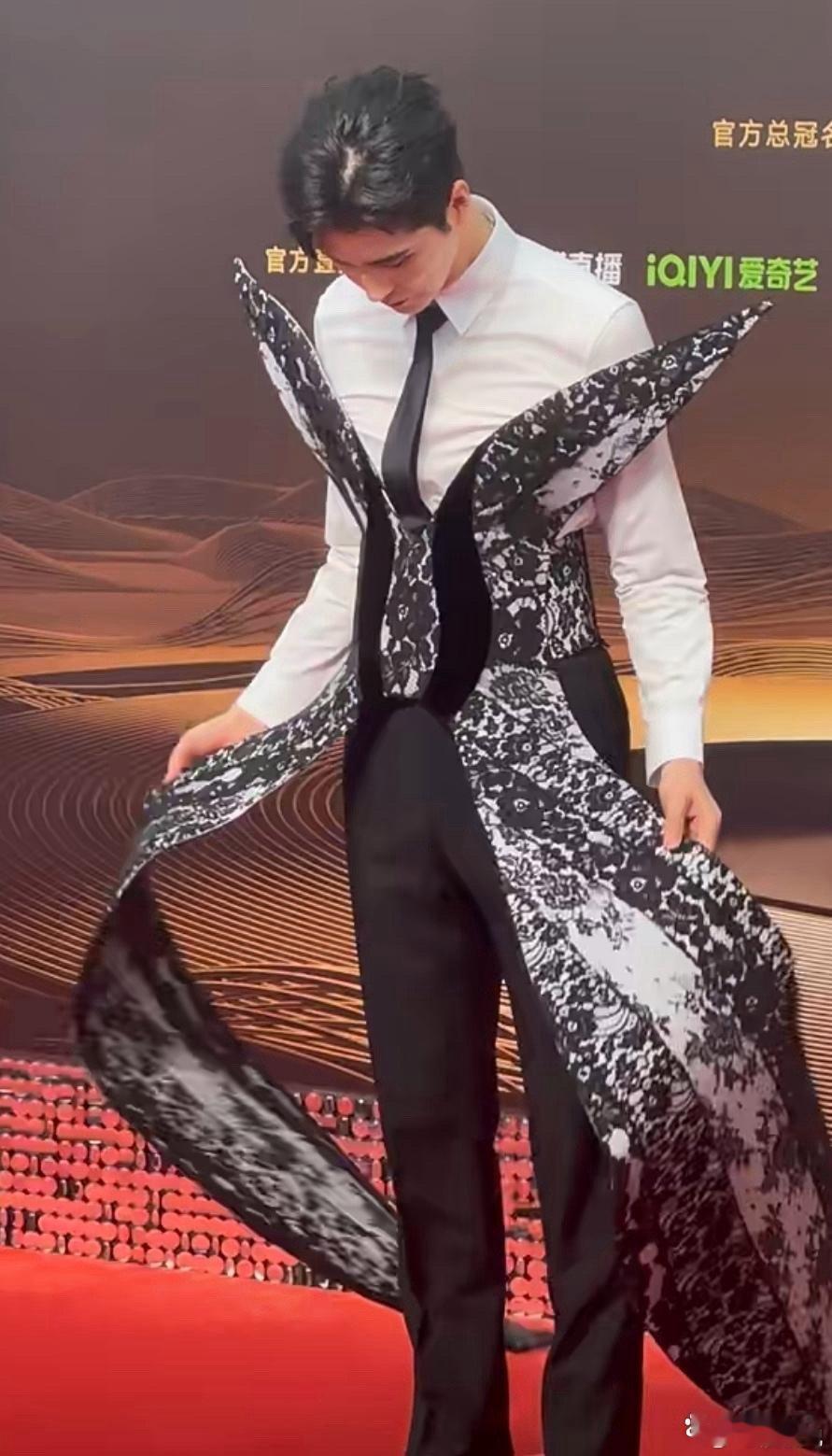 阿云嘎这衣服全靠颜值撑起来，真的好像大扑棱蛾子啊！ ​​​