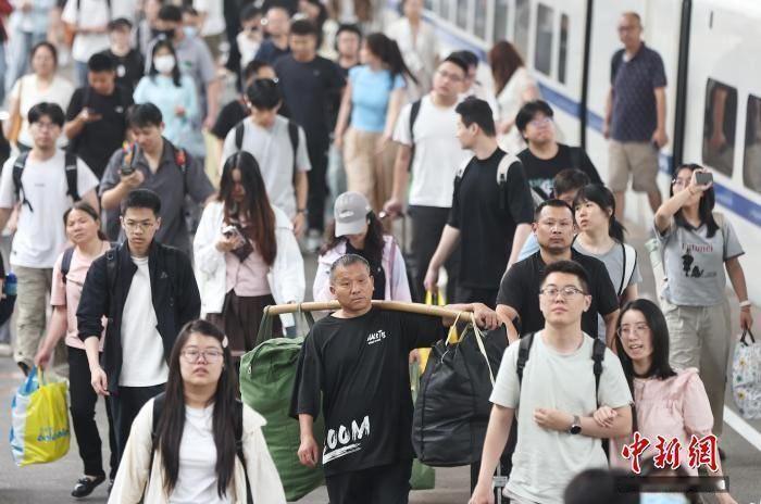 6月21日(端午假期第三天)，全社会跨区域人员流动量预计为22018万人次，环比
