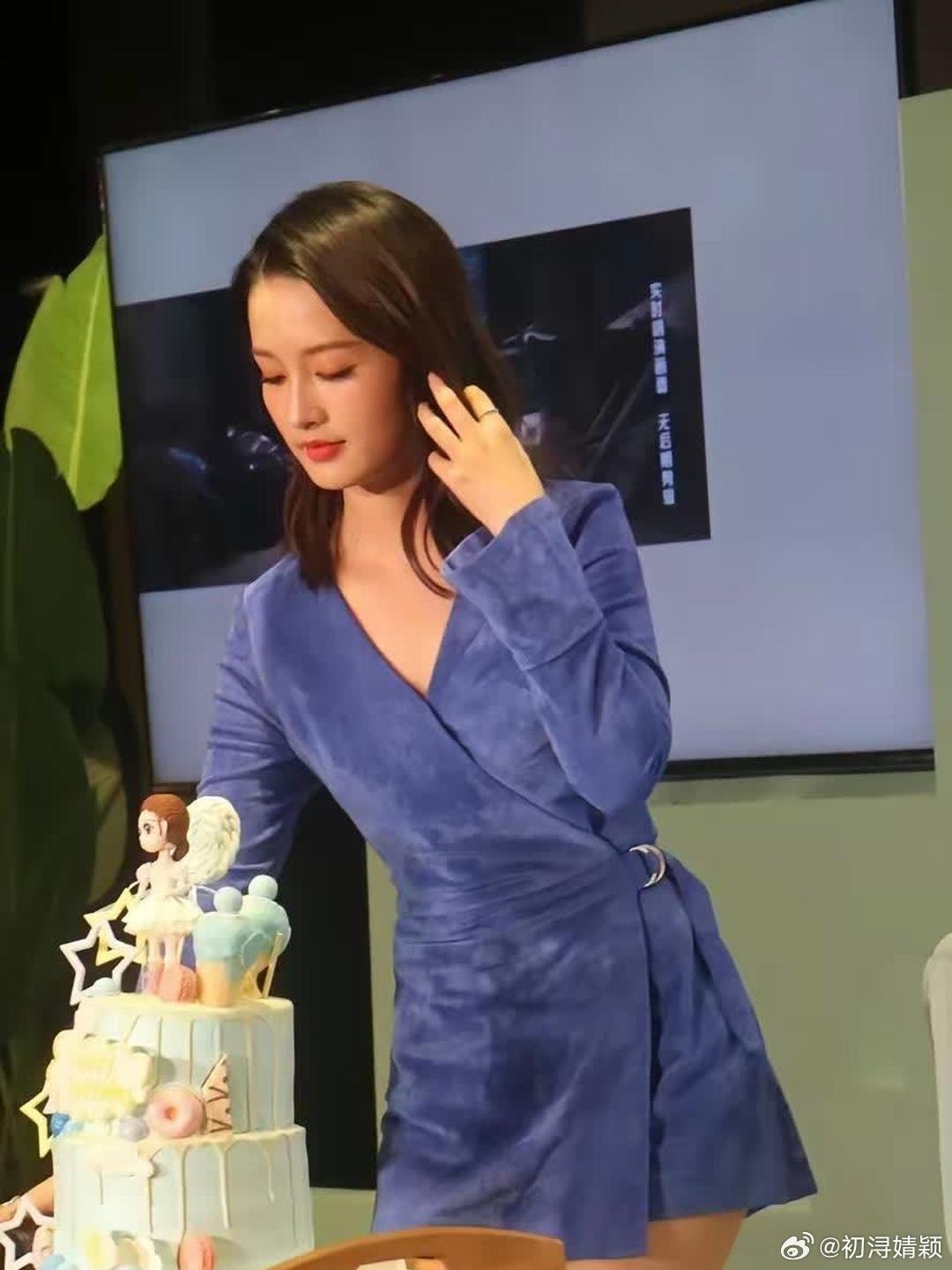 李沁的坐姿真是独特，她的双腿还能反向并拢，似乎没有人能做到这一点。 