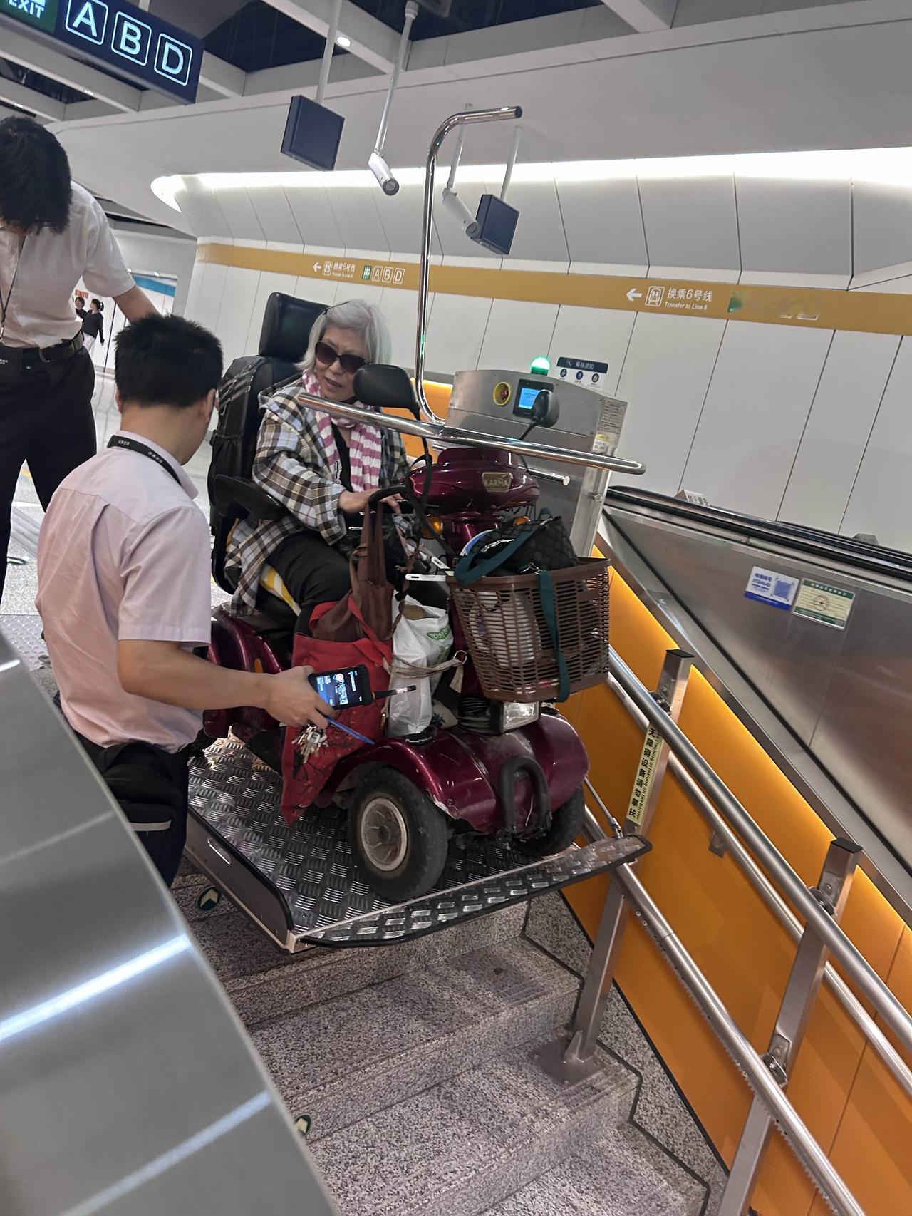 今天，在北京地铁🚇看到的一幕，充满了对老弱残障人士的关爱…