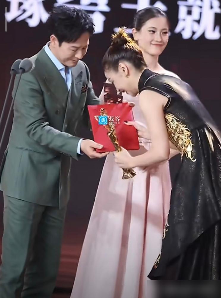 张颂文拿下金爵奖影帝。
高叶也拿了传媒关注单元女主角。
同一届上影节，一前一后。
