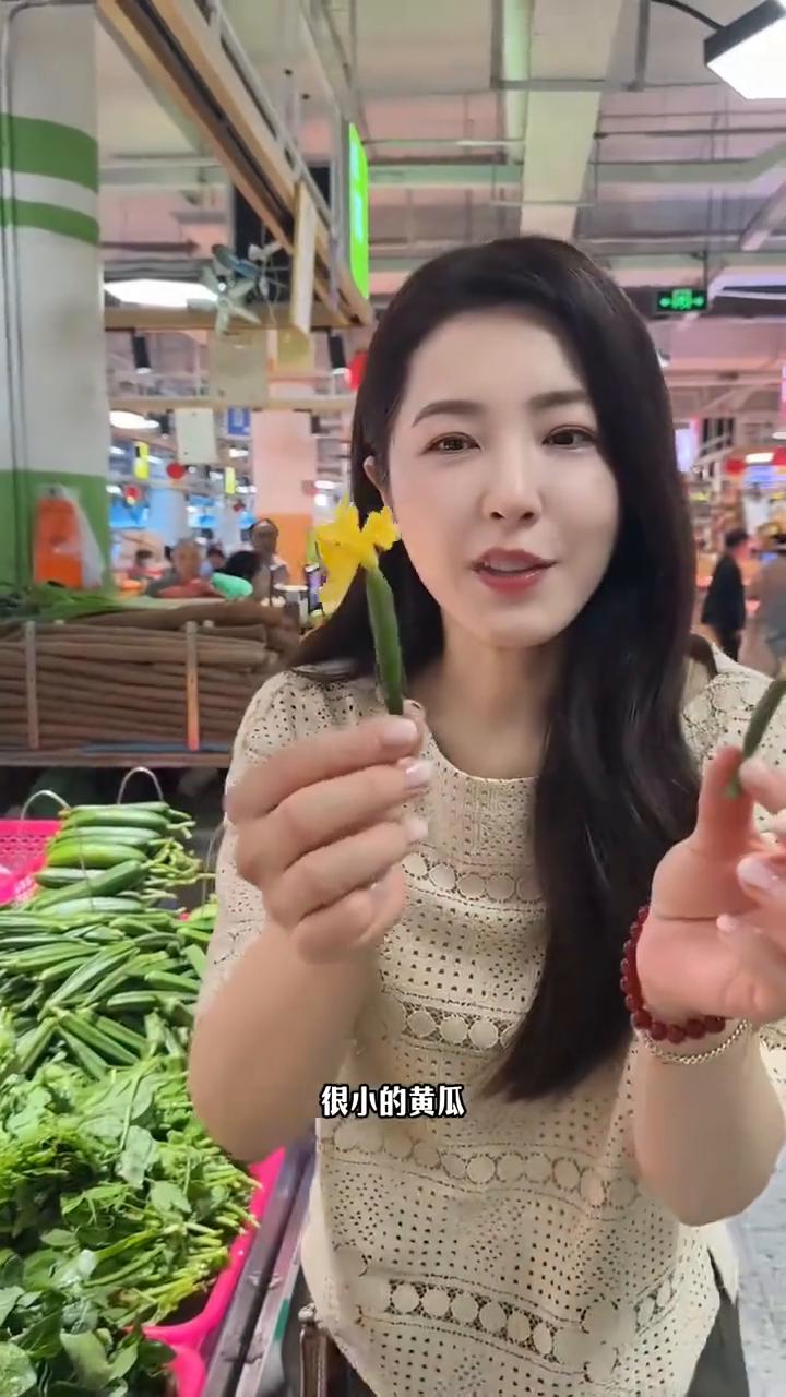 这个黄瓜baby是很小的黄瓜，它还没有生长起来的时候，这么一点点就把它擦掉，凉拌