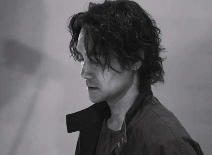 王凯好野 谁被王凯《交锋》新造型惊到？马憩一角打破固有印象，卷发牛仔衫随性不羁，