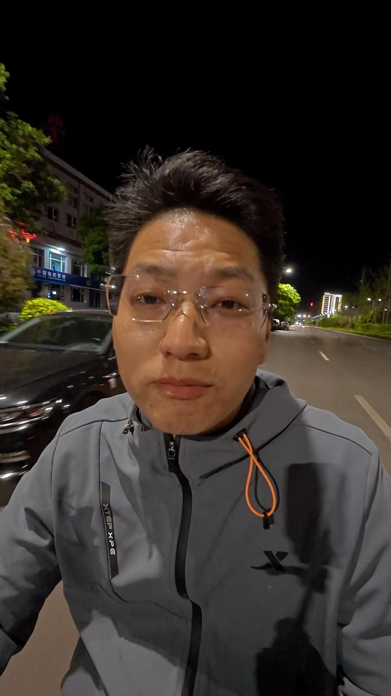 其实一个人也挺好 只是看到别人幸福 我也会想起我那段没走完的感情