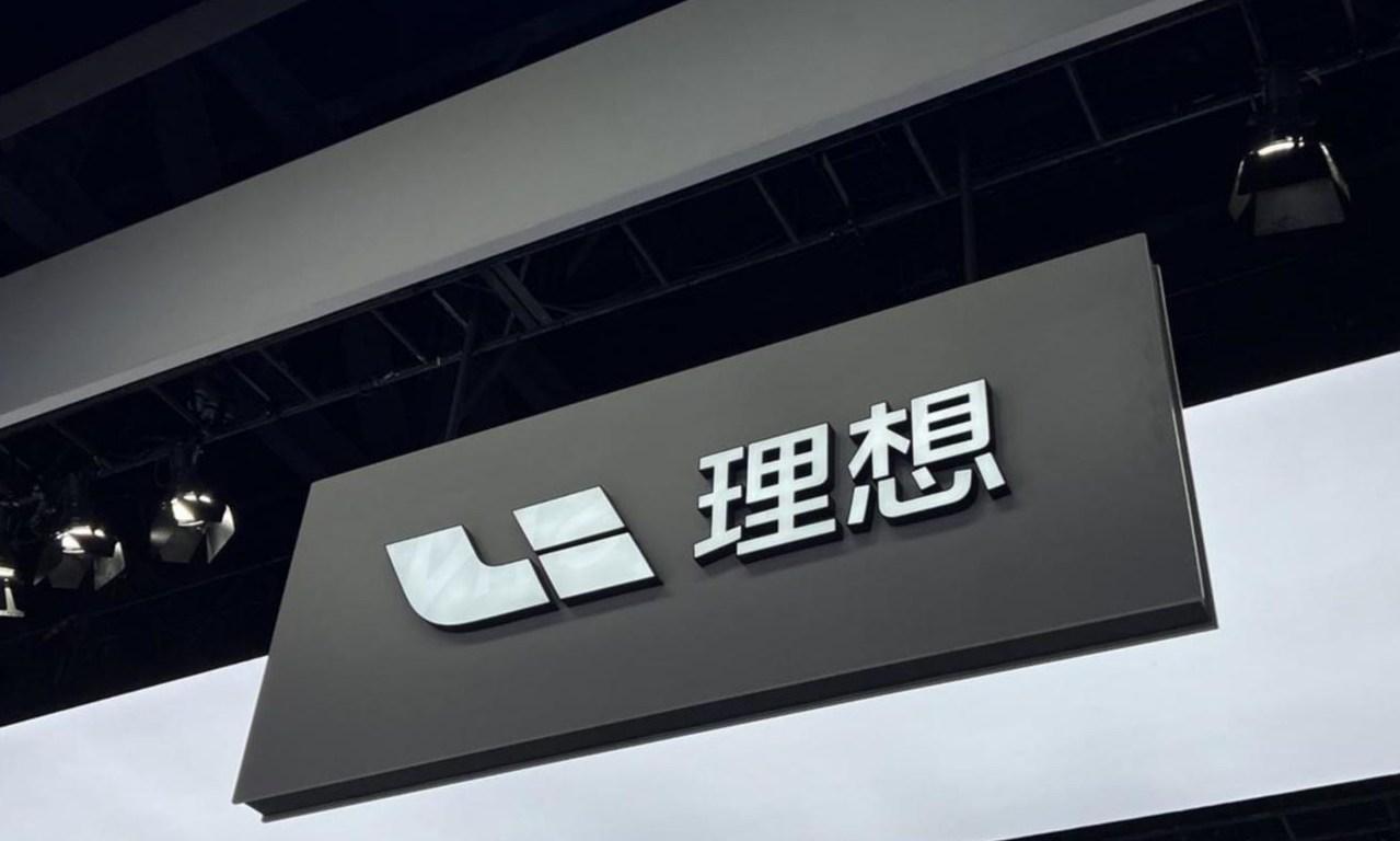 其实有点不理解理想高管哪儿来的自信，敢将兼具“设计套娃”和“冰箱彩电大沙发”两大