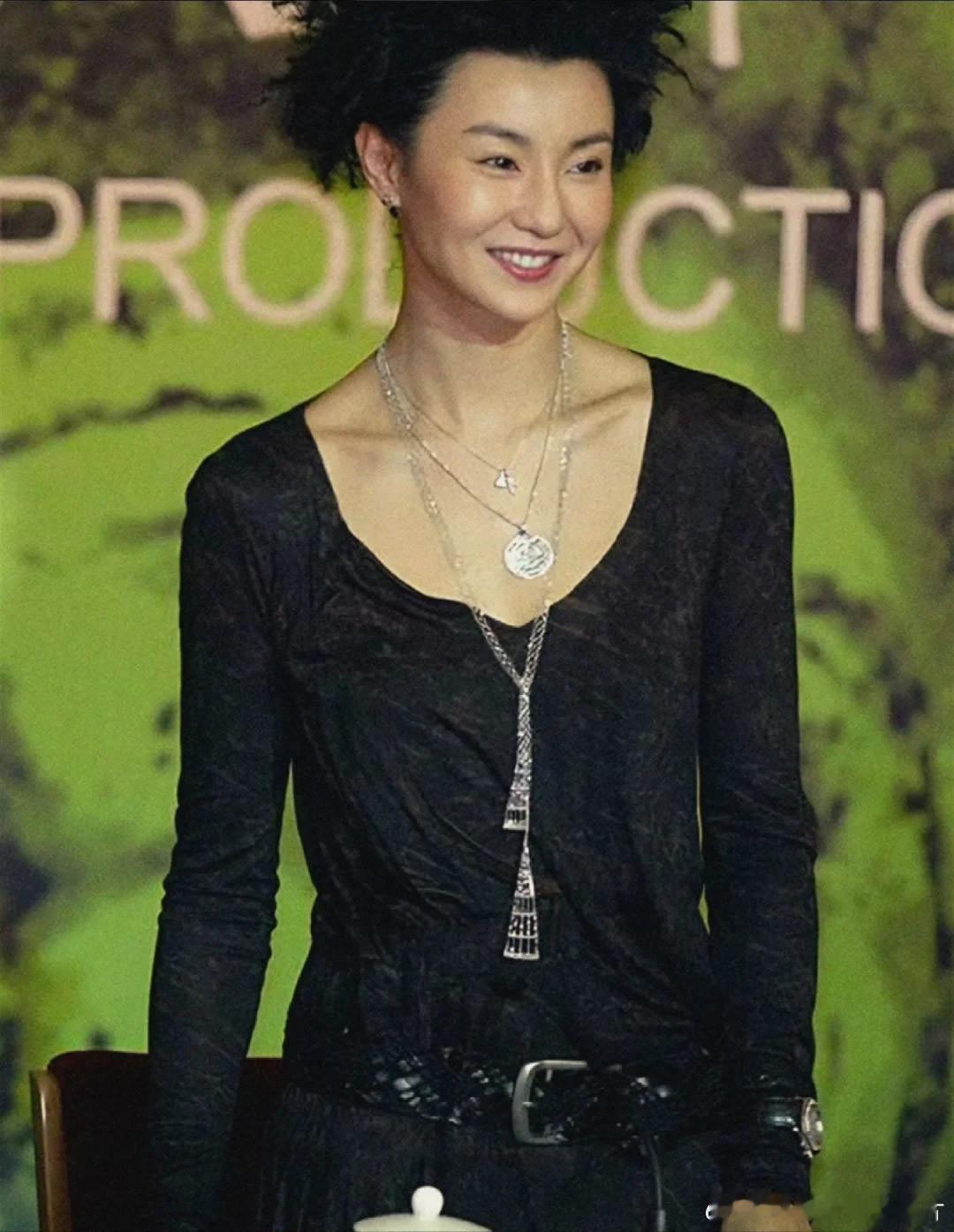 2002年北京《英雄》全球首映礼现场的张曼玉 