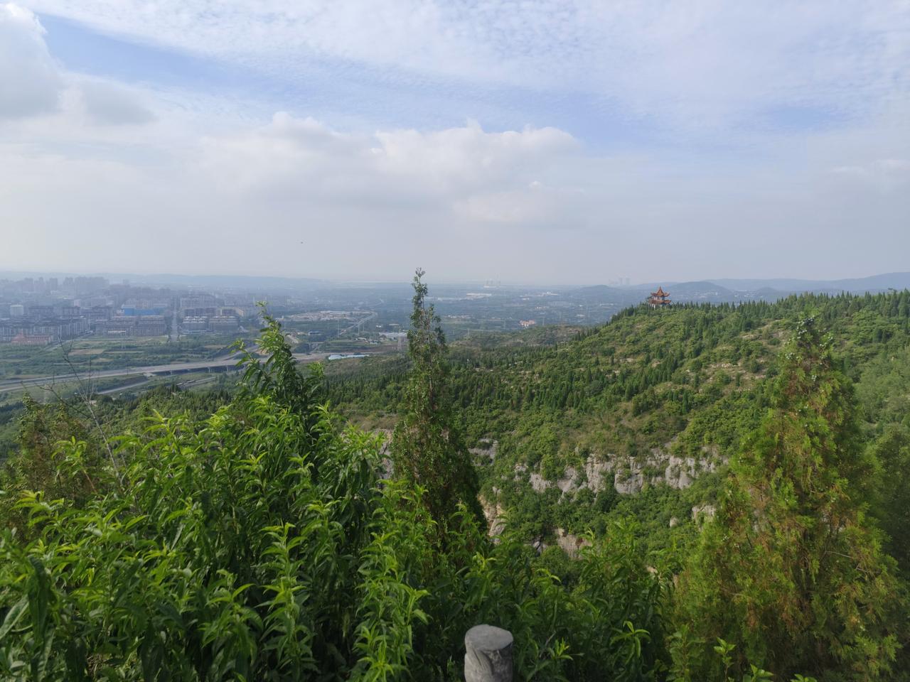 那家建筑公司，从创立到年入上亿，我一路参与其中，账本全是我手工记录，排列得整整齐