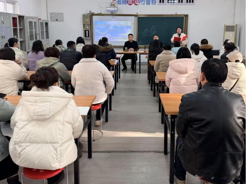 近日，汉台区七里中心小学举办“三秦家长学校”暨校园开放日活动。活动伊始，全体参会