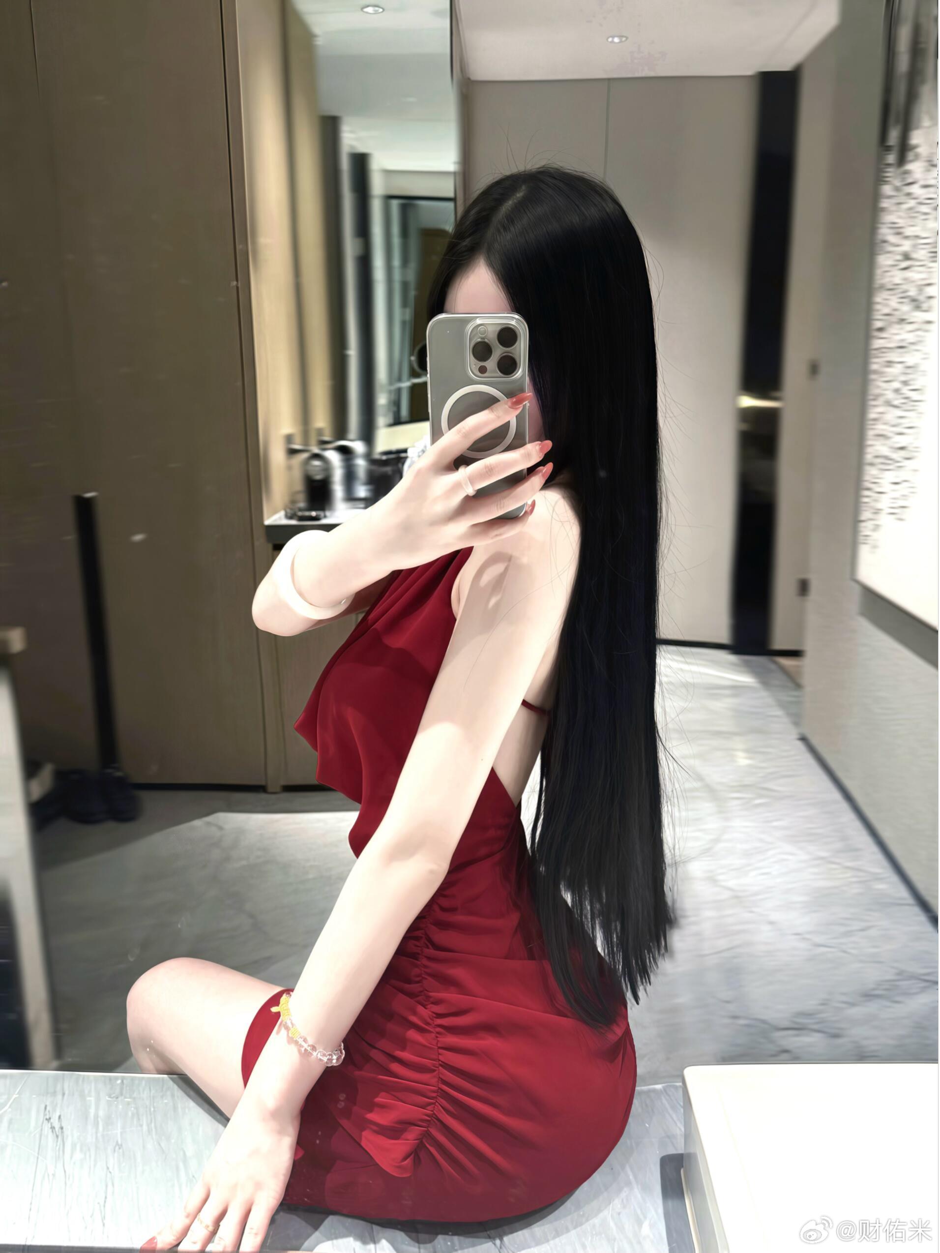 兄弟们，我今天红了。昨天的红衣战袍果真有用，希望今天大家都是这个表情。 