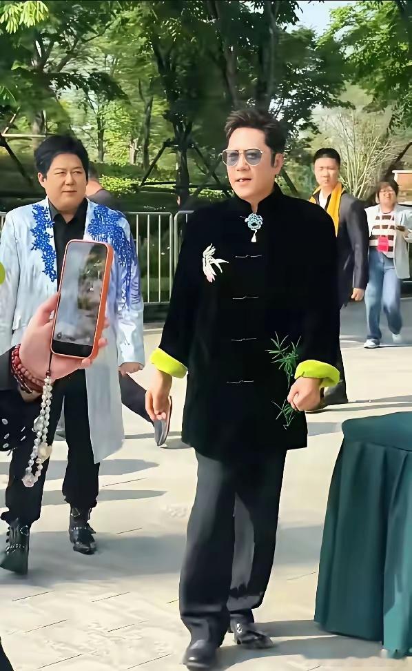 蔡国庆这身造型，硬生生把“国风”穿出了点“姨味”。气场几乎都被这松垮的版型和有点