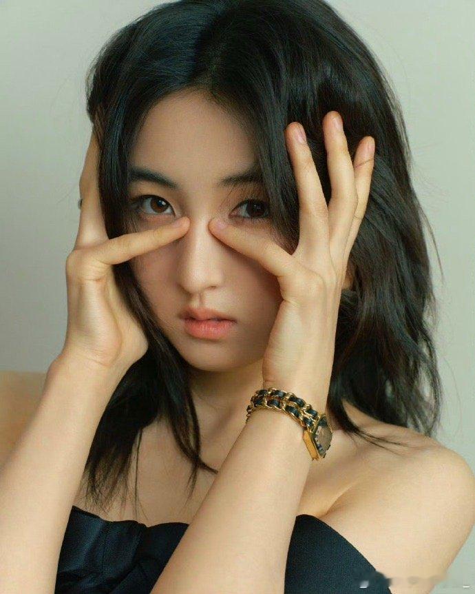 张子枫香奈儿高定不得不说张子枫这香奈儿这一套高定真的太美了，给我狠狠惊艳到了嘞 