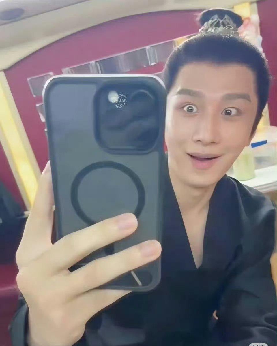 我好像都没见过他上牙齿长啥样 