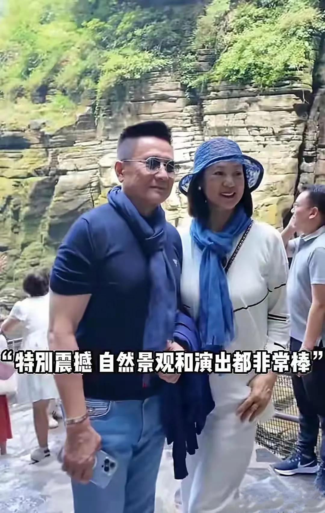 70岁张志坚带69岁妻子游湖北！偶遇照曝光，越活越年轻，气质恩爱羡煞旁人！

湖